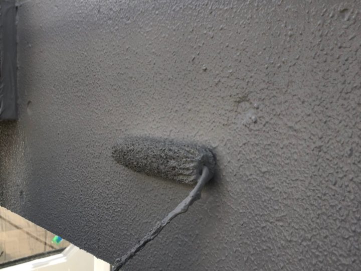外壁塗装工事　第三回目塗装（上塗り）