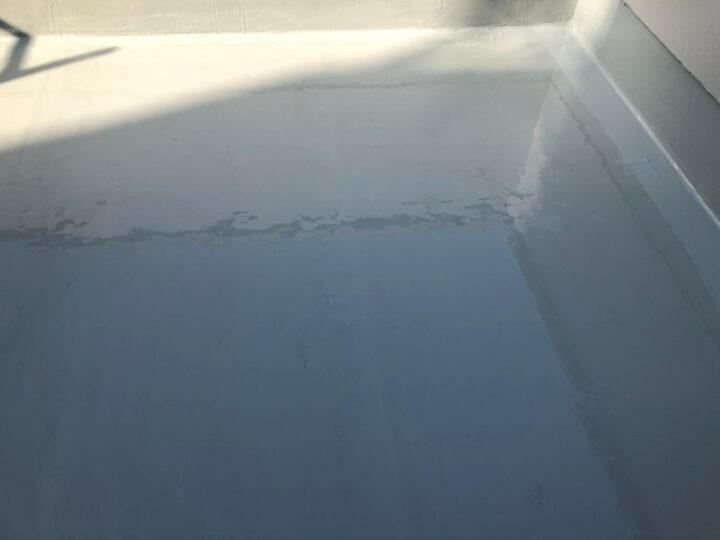 屋上平場：ウレタン塗膜防水材塗布（第２回目）