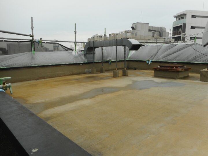 屋上防水工事　プライマー材塗布