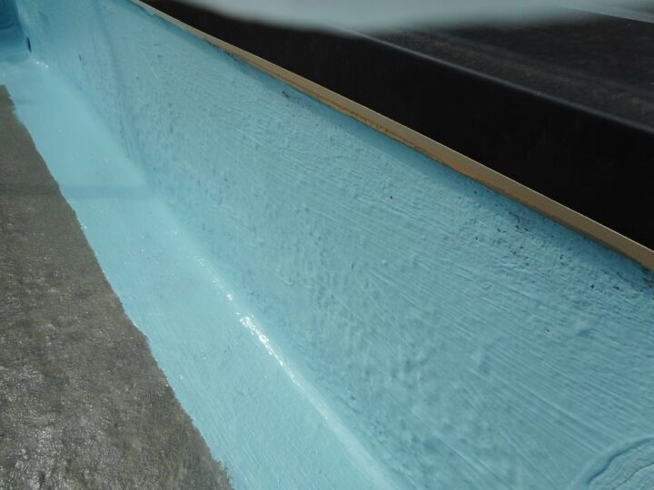 屋上防水工事　ウレタン塗膜防水　立上り　第１回目塗装