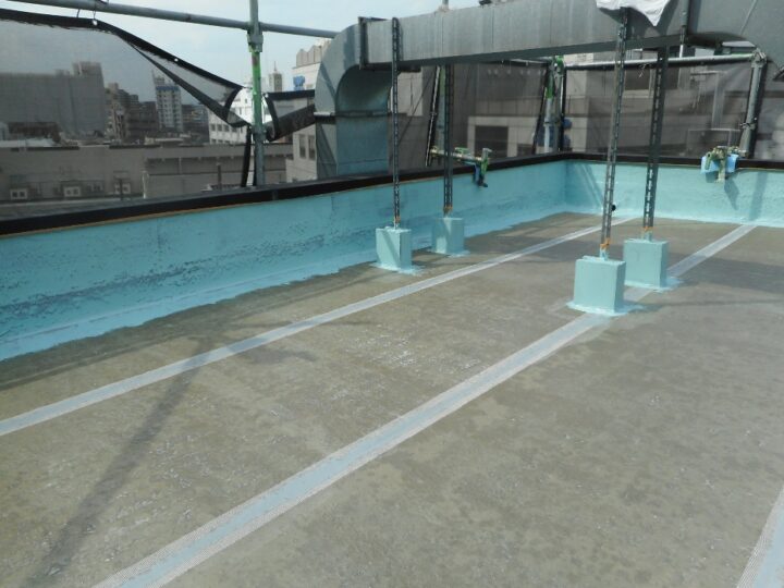 屋上防水工事　ウレタン塗膜防水　立上り　第１回目塗装