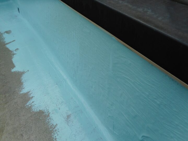 屋上防水工事　ウレタン塗膜防水　立上り　第２回目塗装