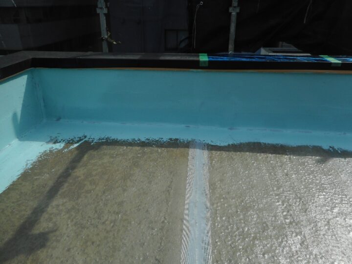 屋上防水工事　ウレタン塗膜防水　立上り　第２回目塗装
