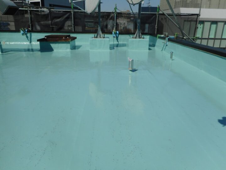 屋上防水工事　ウレタン塗膜防水　第１回目塗装