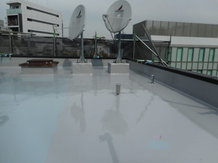 屋上防水工事　ウレタン塗膜防水　トップコート塗布