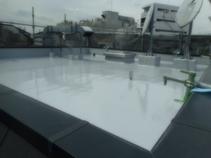 屋上防水工事　ウレタン塗膜防水　トップコート塗布